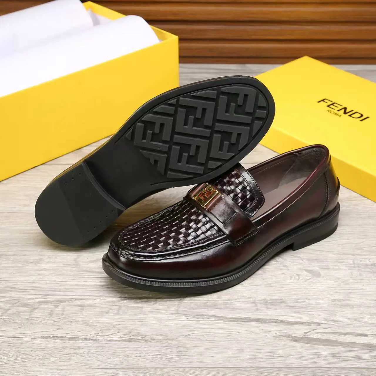 Men's men's shoes 💰 540 💰 Water dyed cowhide 🆘 The latest FENDI ( Fendi ) new casual leather shoes 🕶️🕶️ Simple routing effect, showing an elegant and cool driving shoe 🎬Made of Italian 🇮🇹 imported calfskin + first-layer water-dyed cowhide lining🐂Excellent material🎬Detailed workmanship 🤗Comfortable foot feel➰➰. ​Pair it with any outfit to show your taste and temperament, low-key luxury ♻️Design ​simple and elegant ​noble and fashionable 🍃​Very loved and favored by trendy men 💓❤️Size: 38-44 2⃣️colors available